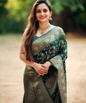 Green silk blend saree with blouse 5