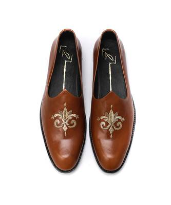 tan napa leather finish mojari with embroidered centre motif 1