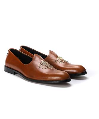 tan napa leather finish mojari with embroidered centre motif 2