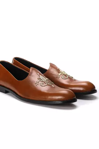 tan napa leather finish mojari with embroidered centre motif