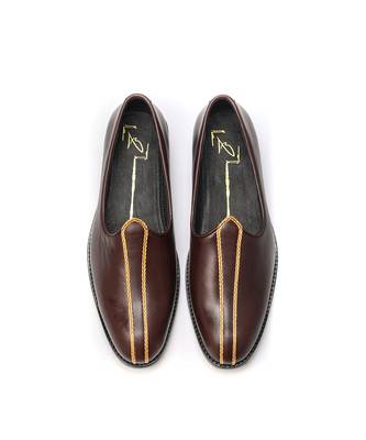 tan napa leather finish mojari with gold detailing 1