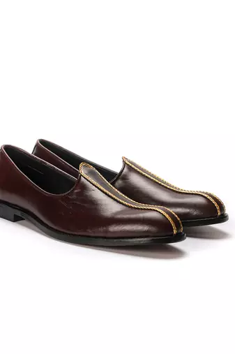 tan napa leather finish mojari with gold detailing