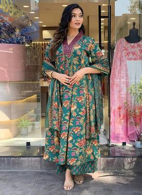 Green Floral Printed Cotton Kurta and Pant Set with Mulmul Dupatta 2