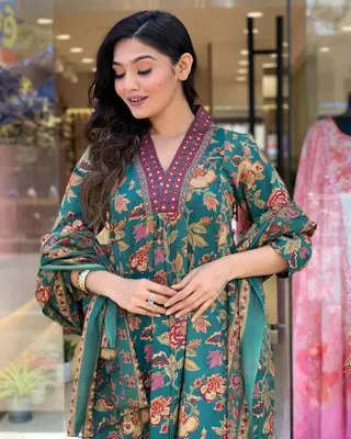 Green Floral Printed Cotton Kurta and Pant Set with Mulmul Dupatta 3