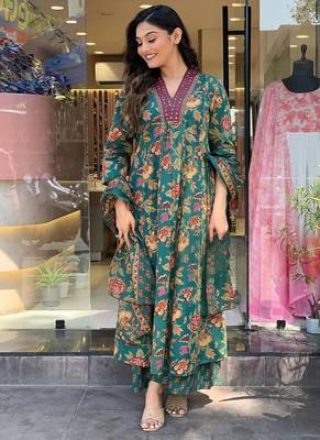 Green Floral Printed Cotton Kurta and Pant Set with Mulmul Dupatta 5