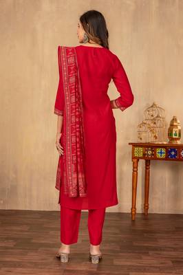 Red cotton printed kurta set with dupatta for women 2