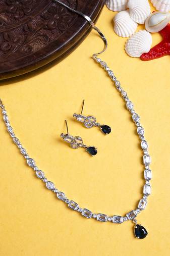 Blue ad sleek necklace set