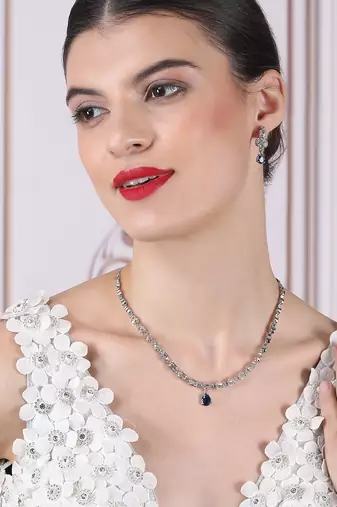 Blue ad sleek necklace set