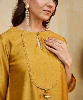 Mustard plain chanderi kurti with lace detail 3