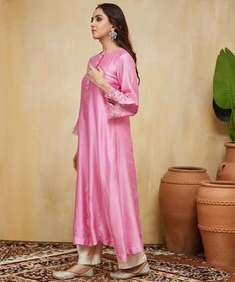 Pastel pink floral embroidered chanderi Kurta set 3