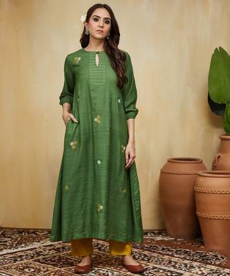 Green floral embroidered cotton Kurta set 4