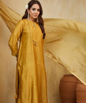 Mustard plain chanderi kurta with lace detail set 4