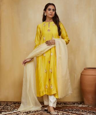 Pastel yellow floral embroidered chanderi Kurta set 4