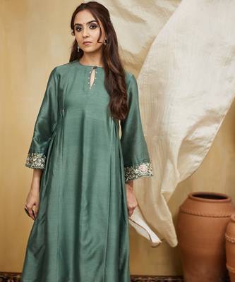 Green plain chanderi with delicate embroidery Kurta set 2