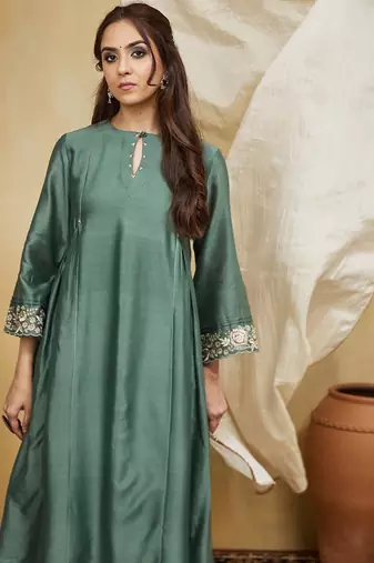 Green plain chanderi with delicate embroidery Kurta set