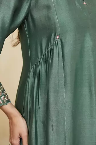 Green plain chanderi with delicate embroidery Kurta set
