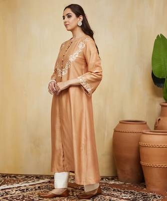 Peach floral embroidered chanderi kurta set 3