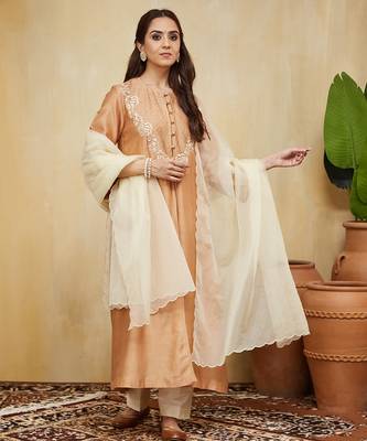 Peach floral embroidered chanderi kurta set 4
