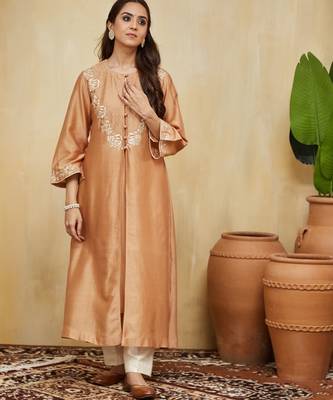 Peach floral embroidered chanderi kurta set 5