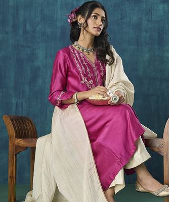 Magenta embroidered chanderi silk kurta set 1
