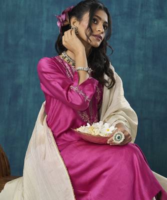 Magenta embroidered chanderi silk kurta set 3