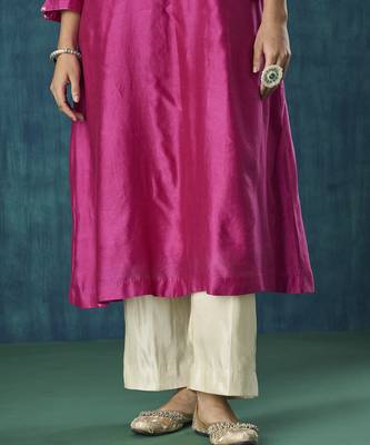 Magenta embroidered chanderi silk kurta set 4