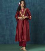 Maroon embroidered chanderi kurti with lace detail