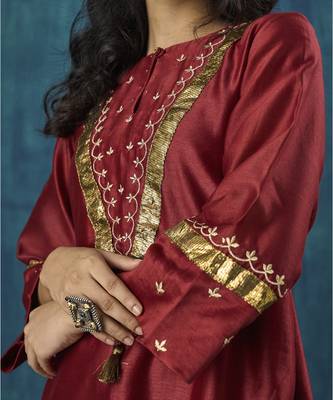 Maroon embroidered chanderi kurti with lace detail 3
