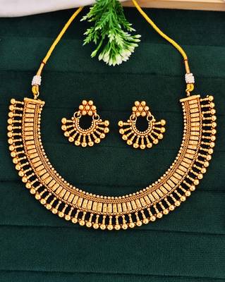 Gold-plated necklace and earrings set, south indian temple jewellery design with beaded 1