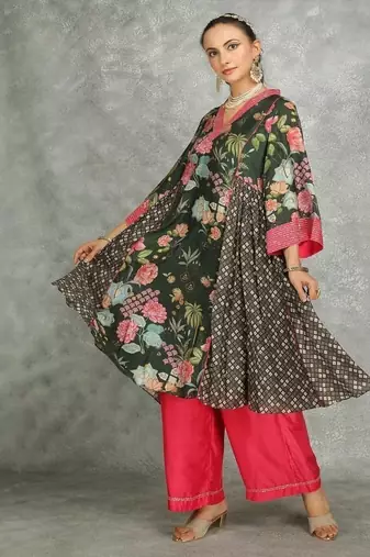 Green cotton silk printed buti kurta set with scalloping dupatta