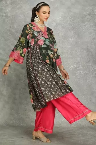 Green cotton silk printed buti kurta set with scalloping dupatta