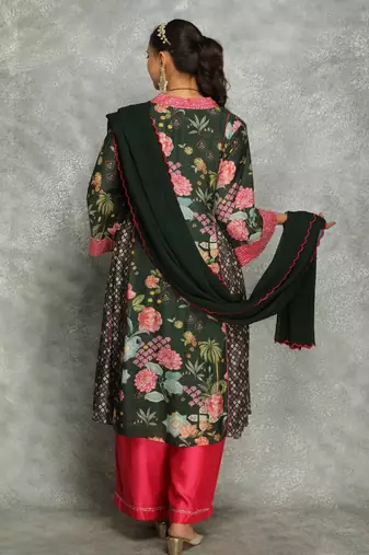 Green cotton silk printed buti kurta set with scalloping dupatta
