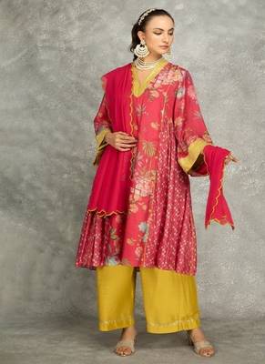 Hot pink cotton silk printed buti kurta set with scalloping dupatta 1