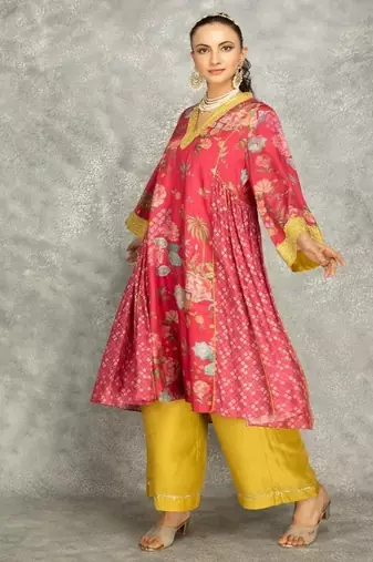Hot pink cotton silk printed buti kurta set with scalloping dupatta