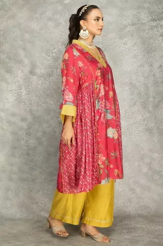 Hot pink cotton silk printed buti kurta set with scalloping dupatta