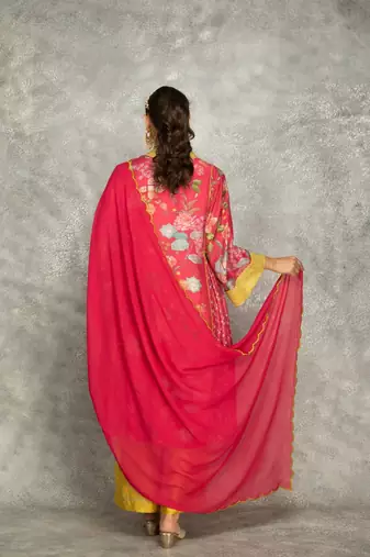 Hot pink cotton silk printed buti kurta set with scalloping dupatta