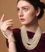 Alabaster kiss haar pendent necklace