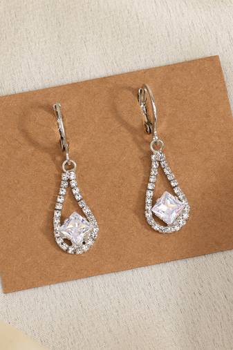 Vintage glamour in silver color antique stone earrings for evening looks
