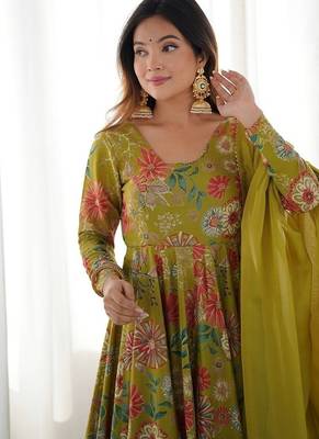 Mehendi romansilk with print kediya with palazzo suit 4