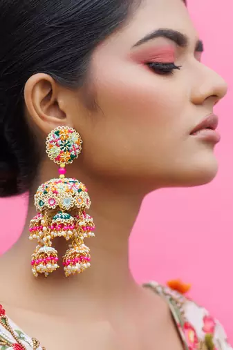 Multicolor earrings with yellow gold plating and metal base
