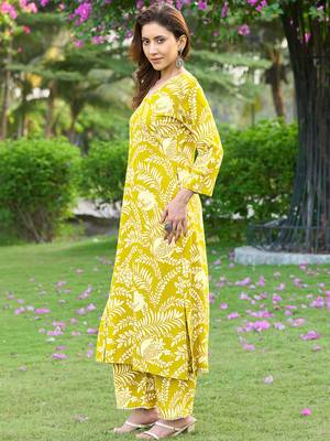 Floral Printed V-Neck Straight Kurta Set 3
