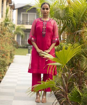 Fuchsia pink chanderi plain kurta set with minimal embroidery 1