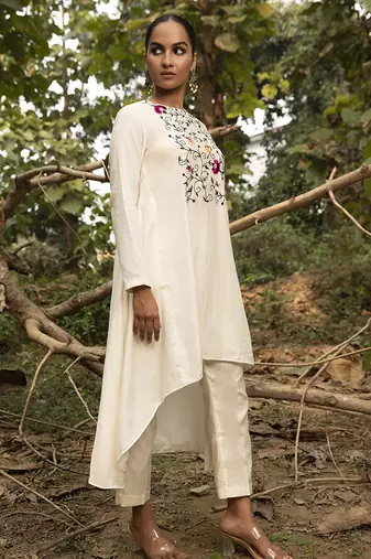 Ivory chanderi silk floral embroidered kurta with pant