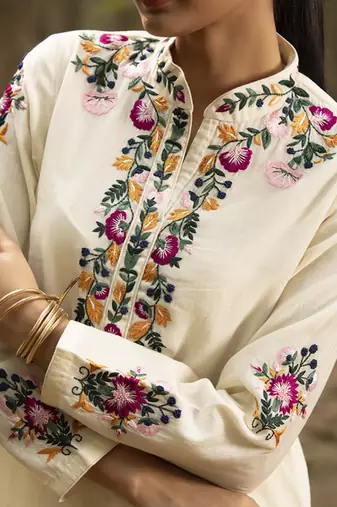Ivory chanderi silk floral hand embroidered kurta set