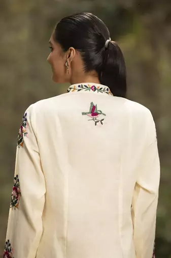 Ivory chanderi silk floral hand embroidered kurta set