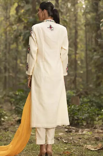 Ivory chanderi silk floral hand embroidered kurta set