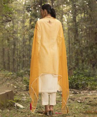 Ivory chanderi silk floral hand embroidered kurta set 5
