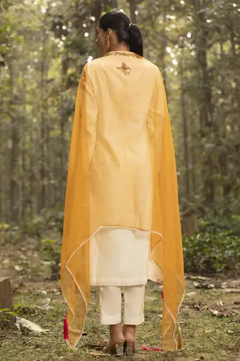 Ivory chanderi silk floral hand embroidered kurta set