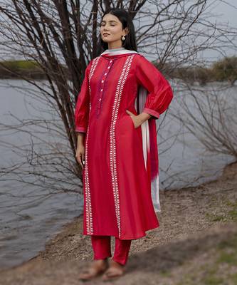Red plain cotton kurta set with embroidery 2