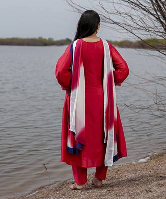 Red plain cotton kurta set with embroidery 3